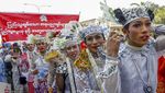 Demonstran Berbusana Tradisional Tolak Kudeta di Myanmar