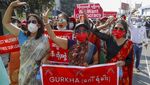 Demonstran Berbusana Tradisional Tolak Kudeta di Myanmar