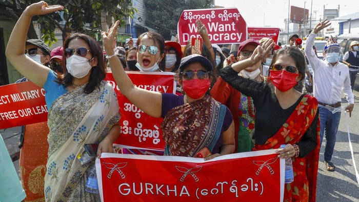 Demo menentang kudeta berlanjut di Myanmar. Kali ini demo dilakukan oleh warga yang mengenakan pakaian tradisional.