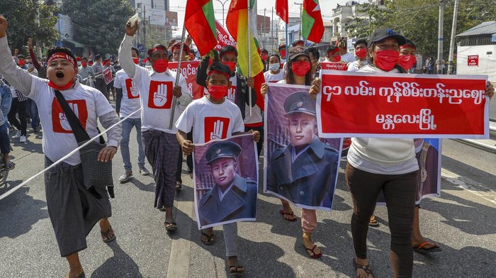 Demo menentang kudeta berlanjut di Myanmar. Kali ini demo dilakukan oleh warga yang mengenakan pakaian tradisional.