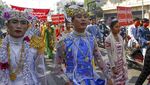 Demonstran Berbusana Tradisional Tolak Kudeta di Myanmar
