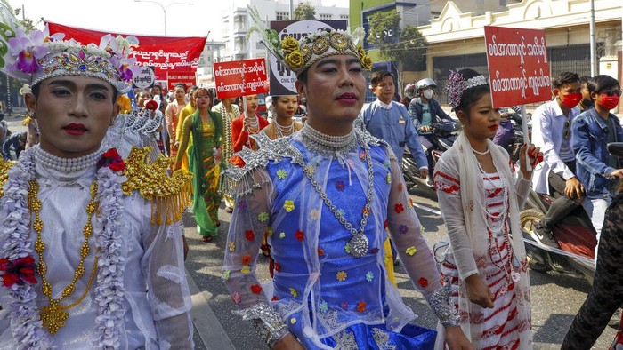 Demonstran Berbusana Tradisional Tolak Kudeta di Myanmar Demo menentang kudeta berlanjut di Myanmar. Kali ini demo dilakukan oleh warga yang mengenakan pakaian tradisional.