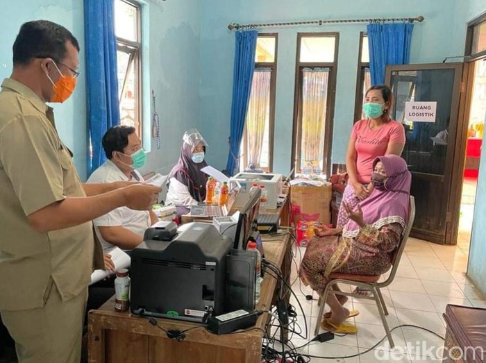 Dispendukcapil Datangi Korban Banjir Kepulungan Cetak Dokumen Kependudukan yang Hilang