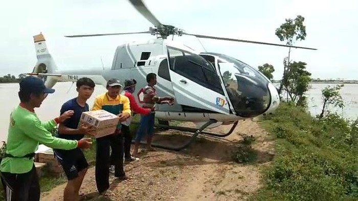 Distribusi logistik untuk korban banjir Subang diangkut menggunakan helikopter.