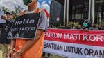 Aksi Tuntut Korupsi Bansos Dihukum Mati