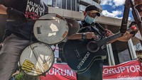 Massa mendesak KPK menerapkan pasal maksimal alias hukuman mati untuk tersangka kasus korupsi Bansos.