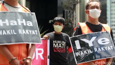 Aksi Tuntut Korupsi Bansos Dihukum Mati