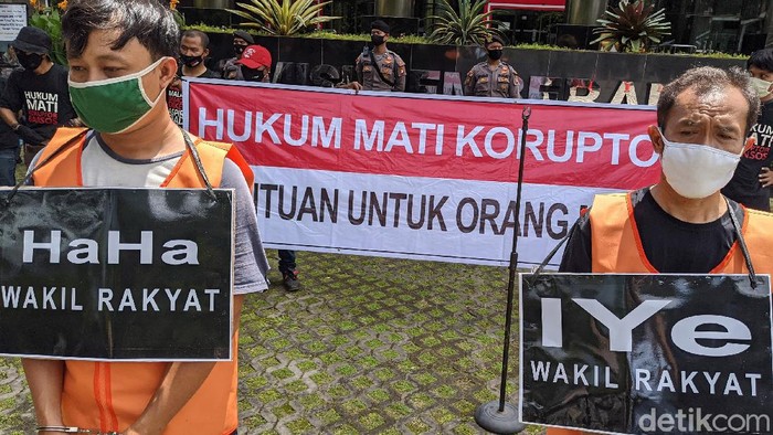 Dukungan Penerapan Pasal Hukuman Mati Para pengunjuk rasa dari kelompok Petisi Gerakan Indonesia Beres beraksi di depan Gedung KPK, Jakarta, Kamis (11/2/2021). Massa mendesak KPK menerapkan pasal maksimal alias hukuman mati untuk tersangka kasus korupsi Bansos.
