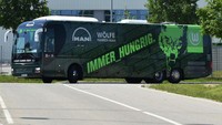  Dengan balutan hijau tua bus club VFL Wolfsburg mengunakan bus besutan pabrikan MAN. Sebastian Widmann / Getty Images