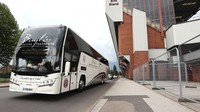 Dengan mengunakan bus volvo, club Sheffield United nampak elegan dengan warna putih dan ornamen garis abu-abu dan hitam. Carl Recine / Pool via Getty Images