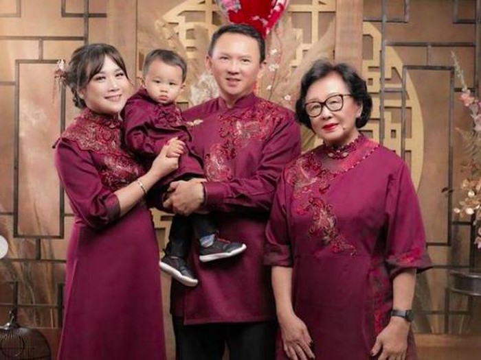 Foto Imlek Ahok dan keluarga