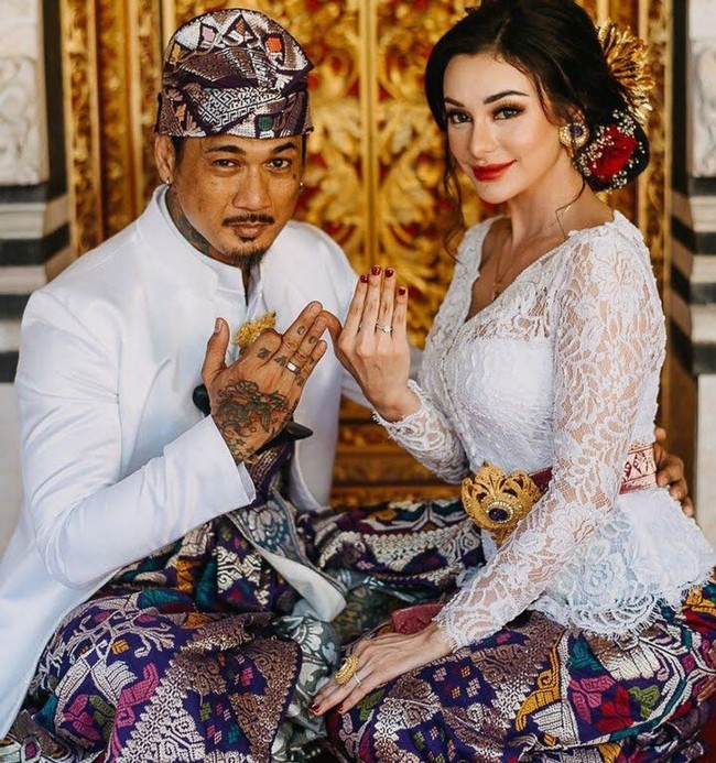 Punya darah Swiss dari ayahnya, Nora Alexandra terlihat cantik dengan memakai kebaya khas pengantin Bali saat menikah dengan Jerinx. Bagaimana menurutmu penampilannya? Foto: Instagram/@jrxsid