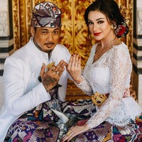Punya darah Swiss dari ayahnya, Nora Alexandra terlihat cantik dengan memakai kebaya khas pengantin Bali saat menikah dengan Jerinx. Bagaimana menurutmu penampilannya? Foto: Instagram/@jrxsid