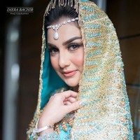 Menggunakan busana pengantin khas Minang berwarna biru dengan aksen emas saat pernikahan, Irish Bella tampil cantik dan memikau. Irish Bella sendiri diketahui memiliki darah keturunan Belgia dari ayahnya. Foto: Instagram/@dierabachir