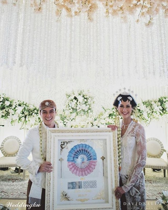 Paula Verhoeven dan Baim Wong menikah pada November 2018. Keduanya memilih untuk menggunakan adat Jawa. Paula yang punya darah Belanda dari sang ayah terlihat cantik dengan paes ala pengantin Jawa. Foto: Instagram/@davidsalim