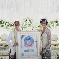 Paula Verhoeven dan Baim Wong menikah pada November 2018. Keduanya memilih untuk menggunakan adat Jawa. Paula yang punya darah Belanda dari sang ayah terlihat cantik dengan paes ala pengantin Jawa. Foto: Instagram/@davidsalim