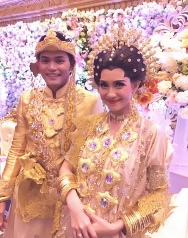 Alessia Cestaro yang memiliki darah Italia dari ayahnya memilih untuk menikah menggunakan pakaian adat pengantin khas Bugis. Penampilannya terlihat manglingi dan cantik ya.. Foto: Instagram/@alessiacestaro