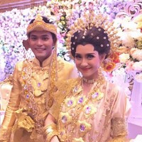 Alessia Cestaro yang memiliki darah Italia dari ayahnya memilih untuk menikah menggunakan pakaian adat pengantin khas Bugis. Penampilannya terlihat manglingi dan cantik ya.. Foto: Instagram/@alessiacestaro
