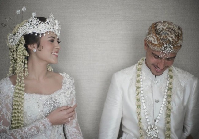 Pernikahan Raisa dan Hamish Daud pada September 2017 lalu sempat menghebohkan publik. Tak sedikit yang menyebutnya sebagai hari patah hati nasional. Saat pernikahan, Raisa yang memiliki darah blasteran Belanda itu tampil cantik dengan busana adat Sunda. Foto: Instagram/@raisa6690