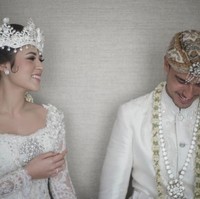 Pernikahan Raisa dan Hamish Daud pada September 2017 lalu sempat menghebohkan publik. Tak sedikit yang menyebutnya sebagai hari patah hati nasional. Saat pernikahan, Raisa yang memiliki darah blasteran Belanda itu tampil cantik dengan busana adat Sunda. Foto: Instagram/@raisa6690