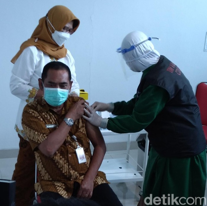 FX Hadi Rudyatmo saat mendapat suntikan vaksin Corona