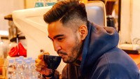 Doyan ngopi, Robby juga sempatkan mampir mencicipi kopi di Yogyakarta. “Kopi pertama di Jogja,” tulisnya. Foto: Instagram robbypurba