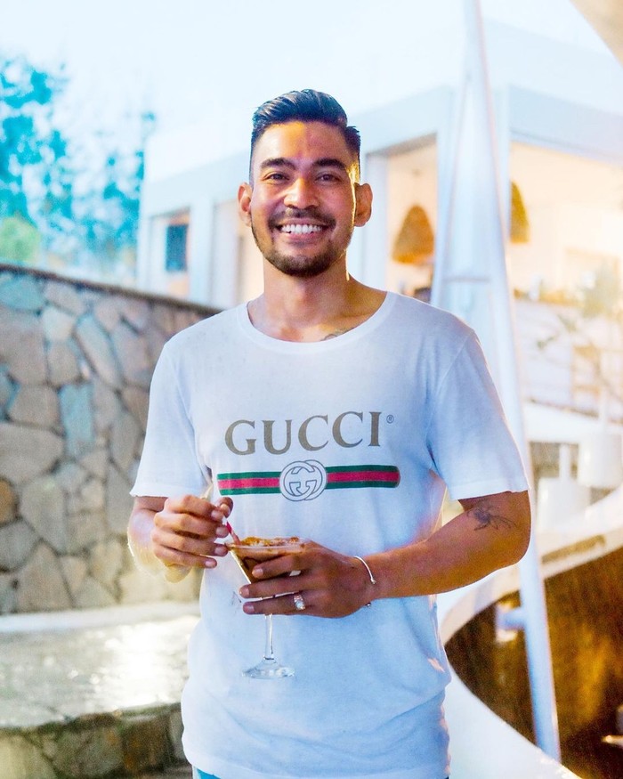 Gaya Keren Robby Purba Saat Ngopi hingga Cicip Gelato