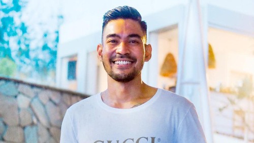 Gaya Keren Robby Purba Saat Ngopi hingga Cicip Gelato