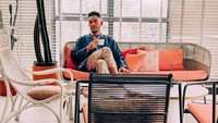 Gimana nih pose ngopi Robby kali ini? Kelihatan keren ya dengan interior coffee shop yang juga estetis. Foto: Instagram robbypurba