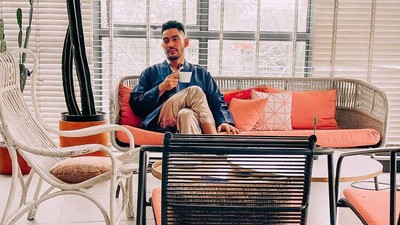 Gaya Keren Robby Purba Saat Ngopi hingga Cicip Gelato