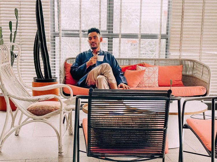 Gaya Keren Robby Purba Saat Ngopi hingga Cicip Gelato