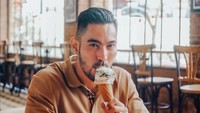 Di Yogyakarta, Robby tak melewatkan mampir ke gerai gelato ternama. Tentu saja pria 34 tahun ini mengabadikan posenya saat mencicipi gelato. Foto: Instagram robbypurba