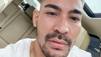 Terlihat sosok yang diduga Robby ini marah-marah hingga mendorong seorang pelayan wanita. Bahkan pelayan itu sampai terdorong ke arah belakang dan membentur pagar pembatas. Saat berita ini ditulis, Robby belum memberikan keterangan apapun. Foto: Instagram robbypurba