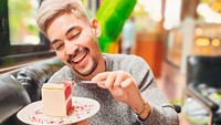 Pria kelahiran Lampung ini eksis di Instagram dengan 1,9 juta followers. Ia sering memamerkan momen keseharian, termasuk ketika kulineran. Foto: Instagram robbypurba