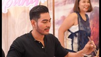 Pria yang mengawali karir sebagai penyiar radio ini sedang merayakan ulang tahun sang ibu. Ia pun bersiap menikmati hot pot. Foto: Instagram robbypurba