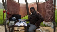 Kini petani di India tengah menjalani protes besar-besaran atas undang-undang baru yang diklaim pemerintah akan mendorong pertumbuhan di sektor pertanian melalui investasi swasta.  