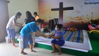 Pengurus gereja membagikan bungkusan nasi di ruang aula Gereja Kristen Muria Indonesia (GKMI) Tanjung Karang, Kudus, Jawa Tengah, Kamis (11/2/2021). 