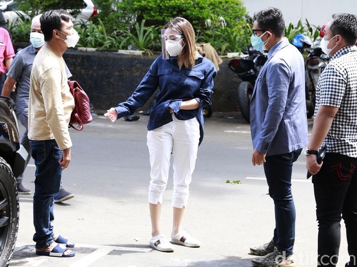 Artis Gisel Anastasia mendatangi untuk wajib lapor di Polda Metro Jaya, Jakarta, Kamis, (11/2/2021).