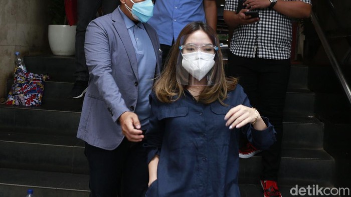 Artis Gisel Anastasia mendatangi untuk wajib lapor di Polda Metro Jaya, Jakarta, Kamis, (11/2/2021).