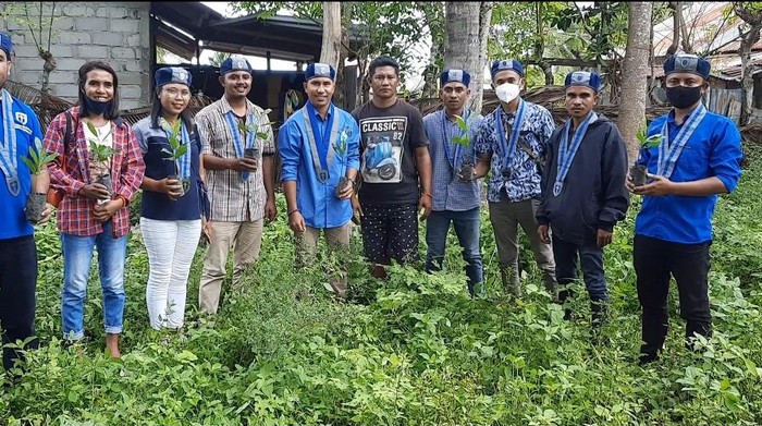 GMKI dan Gereja Kristen Sumba menanam pohon.