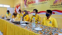 Golkar Institute mulai beroperasi dengan melaksanakan program pelatihan eksekutif angkatan pertama yang diikuti para kepala daerah  terpilih yang berasal dari Partai Golkar. Pembukaan pelatihan tersebut juga menandai peluncuran awal (soft launching) institut ini pada Selasa (2/2). Foto: dok. Golkar Institute