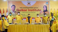 Sebagai sekolah kebijakan publik, ke depannya Golkar Institute akan menyelenggarakan kursus-kursus singkat maupun pendidikan formal tingkat magister (S-2). Presiden Joko Widodo yang hadir secara daring dalam acara tersebut menyampaikan apresiasinya. Ia juga menambahkan bahwa kaderisasi tidak bisa dikerjakan sambil lalu, harus digarap dengan matang. Foto: dok. Golkar Institute