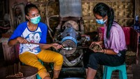 Harum mewangi khas Imlek menyeruak hingga sudut ruang di industri hio rumahan milik Koh Ase di Kosambi, Kabupaten Tangerang, Banten.  