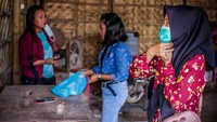 Mayoritas pekerja di tempat Koh Ase adalah perempuan yang bukan berasal dari keturunan Tionghoa. Suasana kebinekaan jelas tergambar disana.  