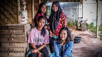 Hei difoto ini masuk koran dandan yang cantik, teriak salah satu pekerja perempuan bernama Iim. Suara tawa cempreng meremajakan bangunan yang terbuat dari bambu tempat mereka bekerja.   