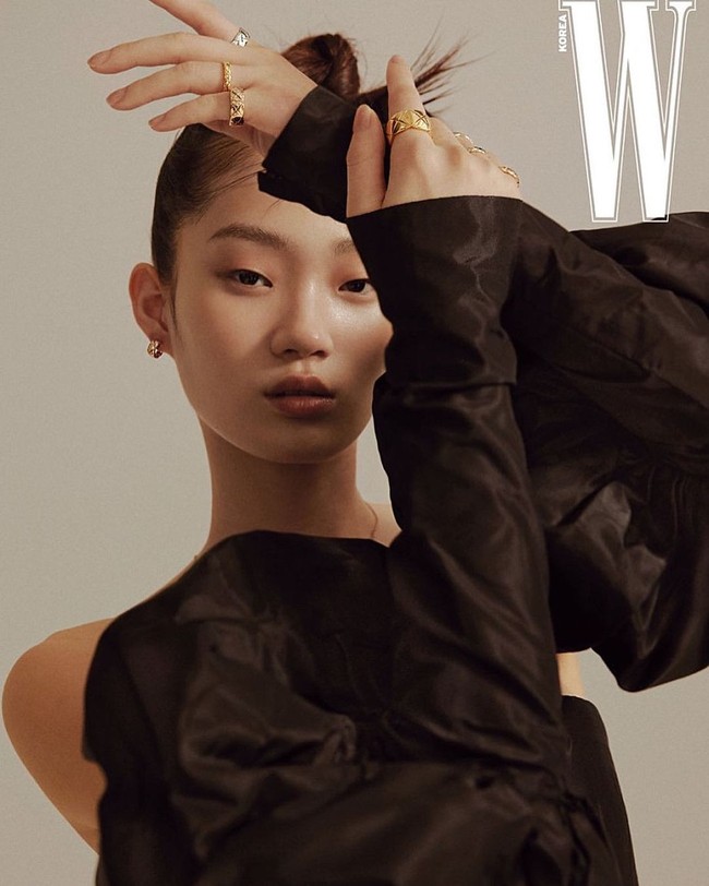 Masih dari Korea, posisi delapan ditempati oleh Hyun Ji Shin. Bukan idol atau aktris, Ji Shin merupakan seorang model kenamaan. Tak heran jika pemenang Asian Model Festival ini punya wajah unik yang mencuri atensi. Foto: Instagram @iamhyunjishin