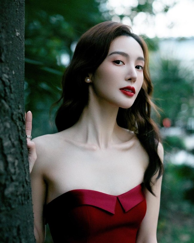 Gina Jin atau Jin Chen adalah aktris asal Tiongkok yang juga populer karena wajah cantiknya. Wanita 30 tahun ini cukup sering diundang untuk menghadiri fashion berbagai brand kenamaan dunia. Foto: Weibo