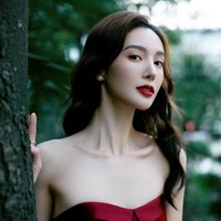 Gina Jin atau Jin Chen adalah aktris asal Tiongkok yang juga populer karena wajah cantiknya. Wanita 30 tahun ini cukup sering diundang untuk menghadiri fashion berbagai brand kenamaan dunia. Foto: Weibo