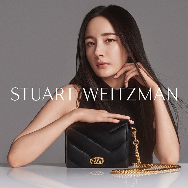 Yang Mi merupakan aktris dan penyanyi asal China yang populer lewat drama The Return of the Condor Heroes. Wanita 36 tahun ini masih menjadi aktris favorit yang kecantikannya dikagumi. Foto: Instagram @yangmimimi912 