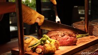 Selain Yee Shang, menu yang dihidangkan antara lain Hongkong Style Roasted Duck, Braised Hoisom in Dynasty Style, dan tersedia pula Roasted Australian Striploin. (Siti Fatimah/detikTravel)